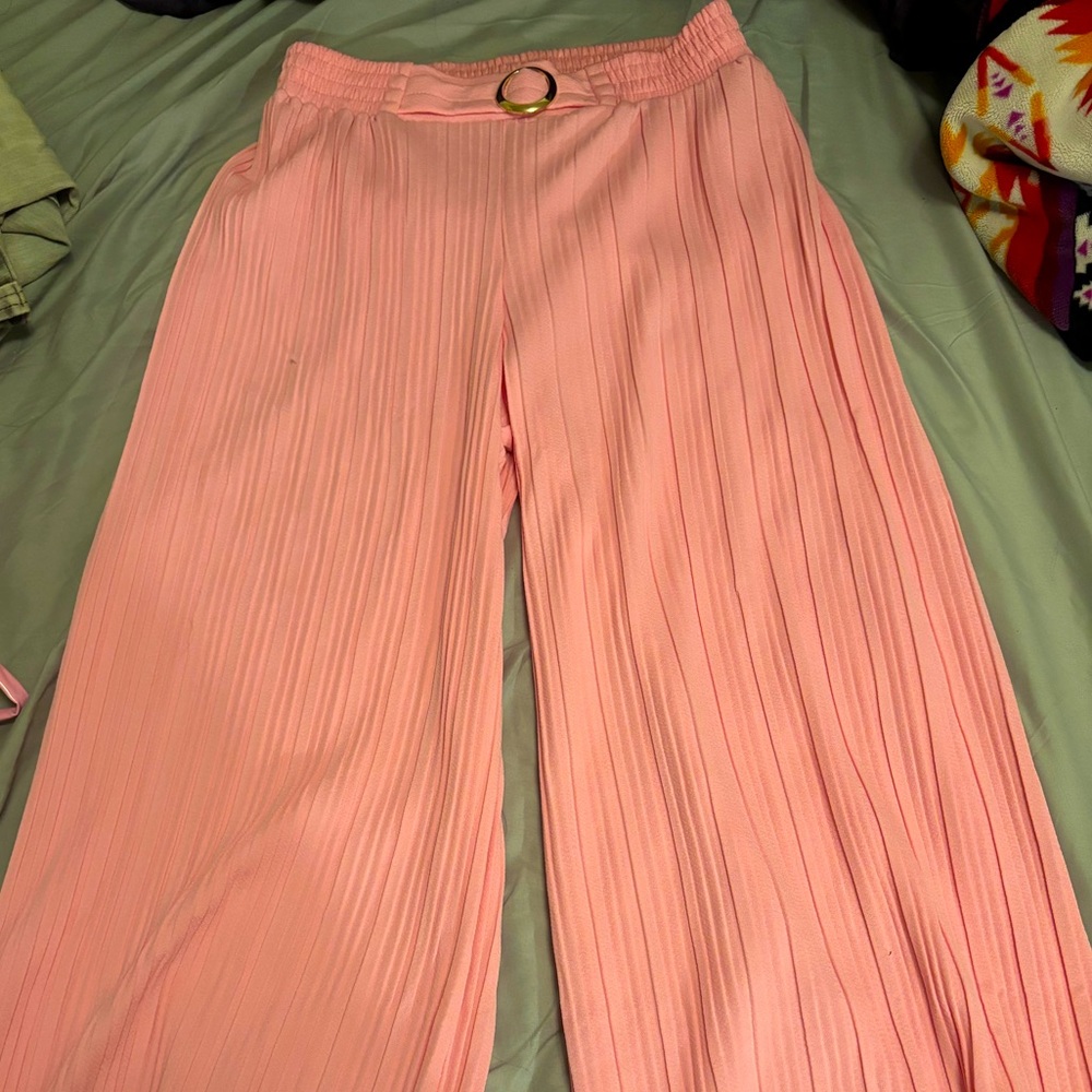 Wide leg pant, with gold belt accent.
